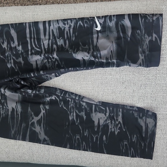 Nike Dri-Fit Crop Leggings - Picture 2 of 5